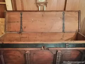 Holztruhe antik Bild 2
