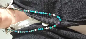 schöne Kette aus echten Schmucksteinen