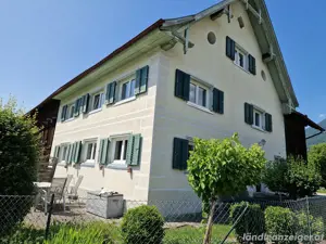Schönes älteres Haus mit tollen Möglichkeiten. Top Lage Bild 3