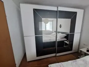 Schwebetürenschrank mit Spiegel