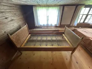 Historisches Bauernbett aus Massivholz mit gedrechselten Pfostenköpfen 100 x 200 cm Bild 2