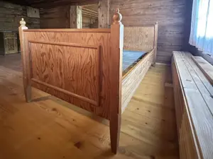 Historisches Bauernbett aus Massivholz mit gedrechselten Pfostenköpfen 100 x 200 cm