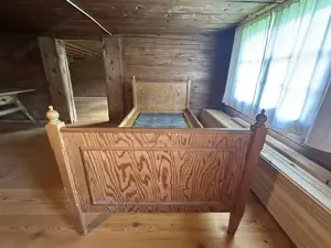 Historisches Bauernbett aus Massivholz mit gedrechselten Pfostenköpfen 100 x 200 cm Bild 4