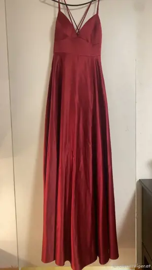 Magentafarbenes Ballkleid Bild 2