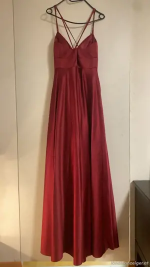 Magentafarbenes Ballkleid