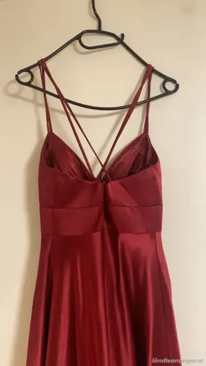 Magentafarbenes Ballkleid Bild 3