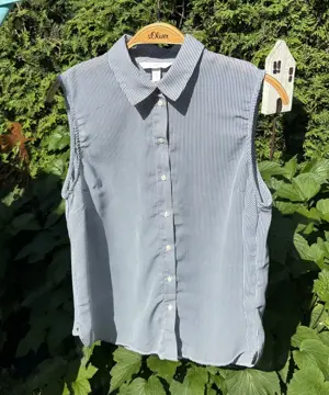 Ärmellose blau gestreifte Bluse von H&M