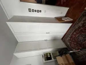 Bücherregal und Kleiderkasten