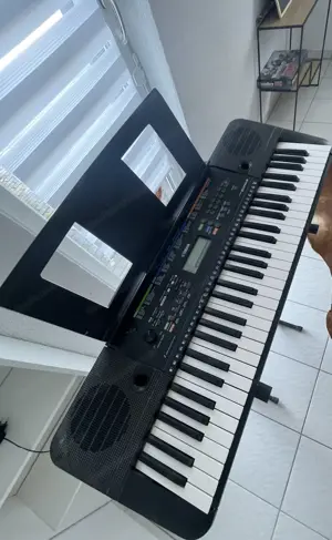 Yamaha Digital Keyboard mit Ständer