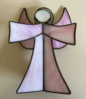 Engelfigur rosa mit Zinneinfassung
