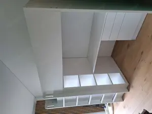 Hochbett weiß mit Schreibtisch und Kleiderschrank