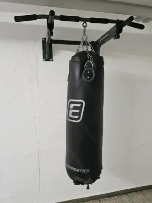 Fitness-Trainigs-Stange zum montieren an Betonwand