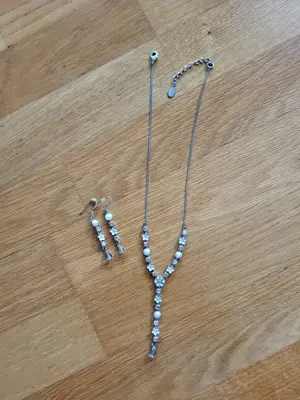 Kette und Ohrringe