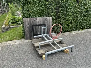 Basketballkorb samt Montagevorrichtung für Garagendach