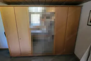 Drehtüren-Kleiderschrank
