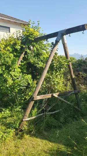 Gebrauchtes Schaukelgestell aus Holz, mit versch. Schaukeln zu verschenken Bild 2