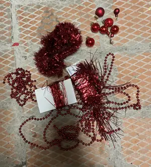 Weihnachtsschmuck rot und Baumständer Vintage Bild 3