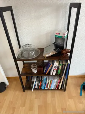 Bücherregal inkl. Bücher zu verschenken