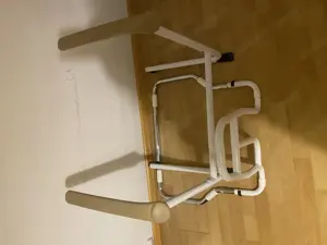 Rollator, Aufstehhilfe couch und Bett, Badezimmersitz Bild 3