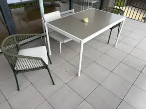 Terassen Gartenmöbel - Tisch, Stühle und Sitzbank