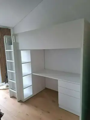 Hochbett weiß mit Schreibtisch und Kleiderschrank