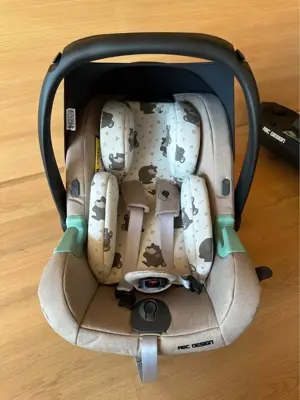 ABC Babyschale mit drehbarer Isofixstation
