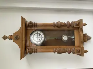 Antike Wanduhr mit Pendel R=A