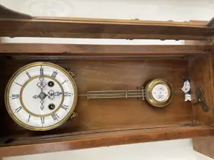 Antike Wanduhr mit Pendel R=A Bild 2