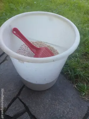 Katzenstreu mit Schaufel inkl. Kübel zu verschenken 