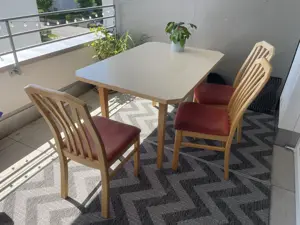 Küchentisch mit drei Stühlen  Bild 2