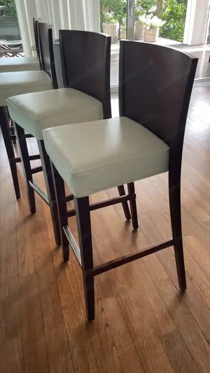 Wohnzimmertisch mit 8 Ledersessel und 4 Barhocker Bild 2