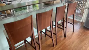 Wohnzimmertisch mit 8 Ledersessel und 4 Barhocker Bild 3