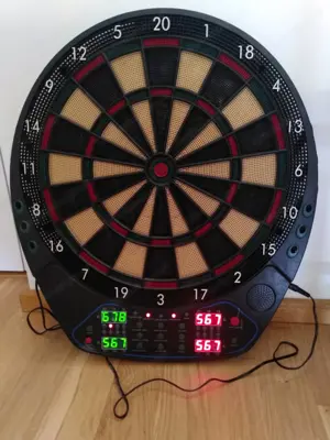 Elektronisches Dartspiel mit Zubehör