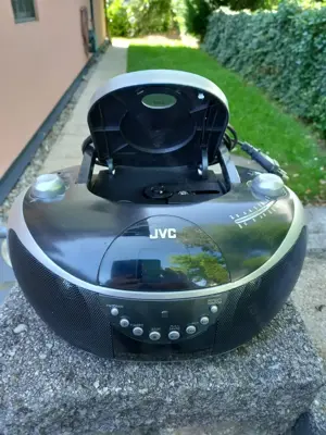 JVC Radio mit Kasettendeck und CD Player kann auch mit Baterieen betrieben werden. Bild 2