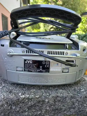 JVC Radio mit Kasettendeck und CD Player kann auch mit Baterieen betrieben werden. Bild 4