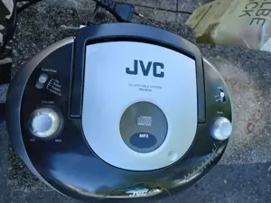 JVC Radio mit Kasettendeck und CD Player kann auch mit Baterieen betrieben werden. Bild 3