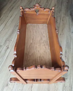 Handgeschnitzte Babywiege (Einzelstück!) aus Massivholz - mit Barfunktion Bild 3