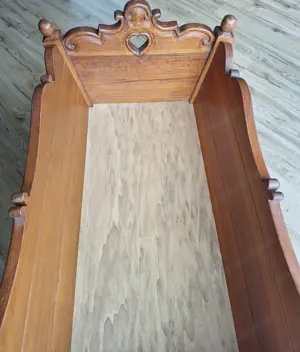 Handgeschnitzte Babywiege (Einzelstück!) aus Massivholz - mit Barfunktion Bild 4