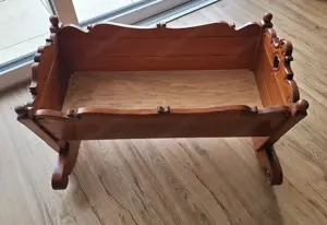 Handgeschnitzte Babywiege (Einzelstück!) aus Massivholz - mit Barfunktion Bild 2
