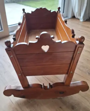Handgeschnitzte Babywiege (Einzelstück!) aus Massivholz - mit Barfunktion