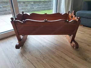 Handgeschnitzte Babywiege (Einzelstück!) aus Massivholz - mit Barfunktion Bild 5