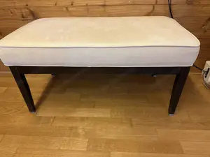 Doppelbett mit Nachtkästchen und Bank Bild 4