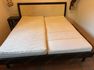 Doppelbett mit Nachtkästchen und Bank Bild 2