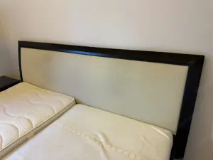 Doppelbett mit Nachtkästchen und Bank Bild 3