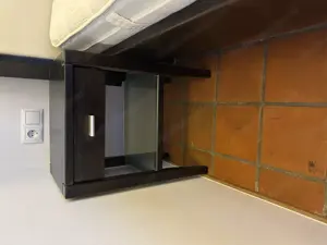 Doppelbett mit Nachtkästchen und Bank Bild 5