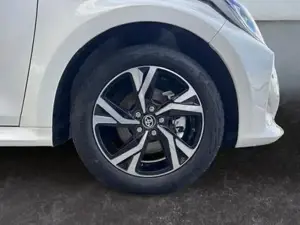 Toyota Yaris 1,5 CVT Hybrid Style ACC PDC Kam Spurh 1.5-l-VV... Bild 8