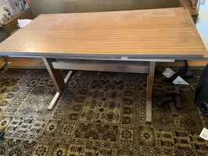 Sehr origineller ausziehbarer Couchtisch höhenverstellbar mit Kurbel