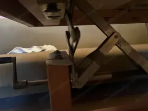 Sehr origineller ausziehbarer Couchtisch höhenverstellbar mit Kurbel Bild 3