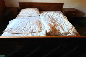 altes Holz-Doppelbett