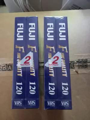 4 leere originalverpakte VHS Kasetten mit je 120 Minuten